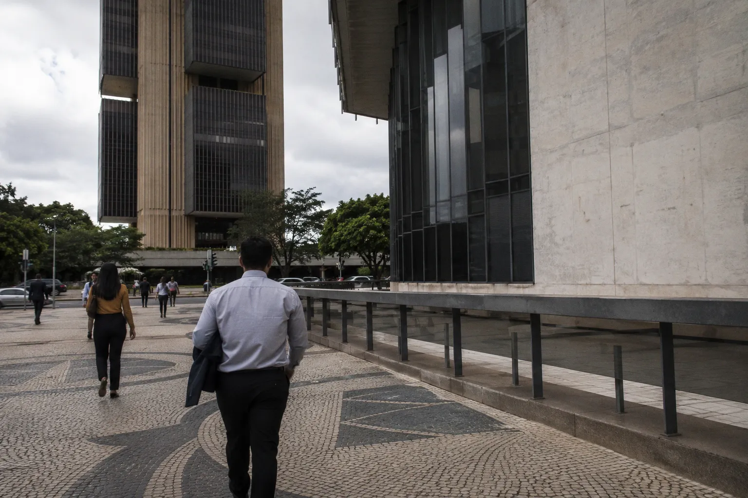 Brazil Assets Slide as Central Bank Rate Cut Spurs Market Angst