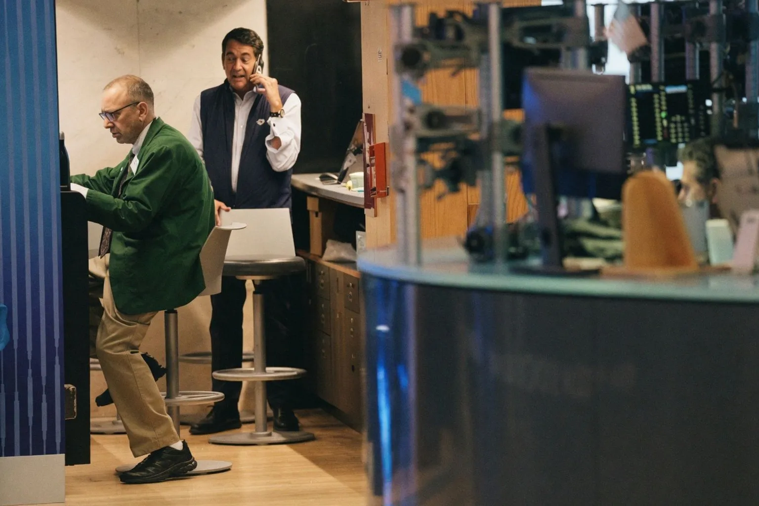 Oil prices slip, stocks climb as calm returns to financial markets worldwide